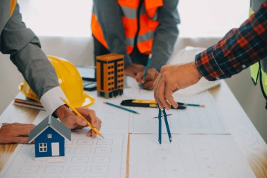 Modellik ve planlama alanında ortaklık ve mühendislik araçlarıyla çalışmak üzere proje için mühendis veya mimar toplantısının inşaat ve yapı konsepti, her iki şirket için de sözleşme.