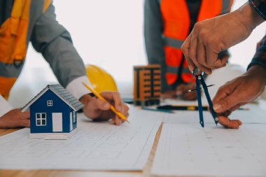 Modellik ve planlama alanında ortaklık ve mühendislik araçlarıyla çalışmak üzere proje için mühendis veya mimar toplantısının inşaat ve yapı konsepti, her iki şirket için de sözleşme.