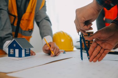 Modellik ve planlama alanında ortaklık ve mühendislik araçlarıyla çalışmak üzere proje için mühendis veya mimar toplantısının inşaat ve yapı konsepti, her iki şirket için de sözleşme.