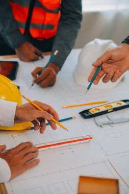 Modellik ve planlama alanında ortaklık ve mühendislik araçlarıyla çalışmak üzere proje için mühendis veya mimar toplantısının inşaat ve yapı konsepti, her iki şirket için de sözleşme.