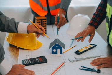 Modellik ve planlama alanında ortaklık ve mühendislik araçlarıyla çalışmak üzere proje için mühendis veya mimar toplantısının inşaat ve yapı konsepti, her iki şirket için de sözleşme.