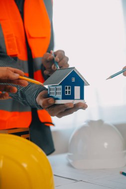 Modellik ve planlama alanında ortaklık ve mühendislik araçlarıyla çalışmak üzere proje için mühendis veya mimar toplantısının inşaat ve yapı konsepti, her iki şirket için de sözleşme.