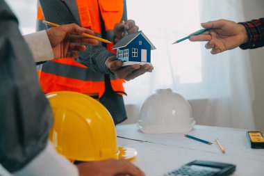 Modellik ve planlama alanında ortaklık ve mühendislik araçlarıyla çalışmak üzere proje için mühendis veya mimar toplantısının inşaat ve yapı konsepti, her iki şirket için de sözleşme.