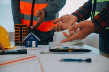 Modellik ve planlama alanında ortaklık ve mühendislik araçlarıyla çalışmak üzere proje için mühendis veya mimar toplantısının inşaat ve yapı konsepti, her iki şirket için de sözleşme.