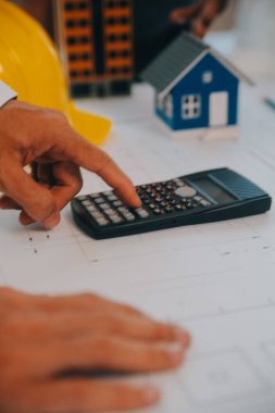 Modellik ve planlama alanında ortaklık ve mühendislik araçlarıyla çalışmak üzere proje için mühendis veya mimar toplantısının inşaat ve yapı konsepti, her iki şirket için de sözleşme.