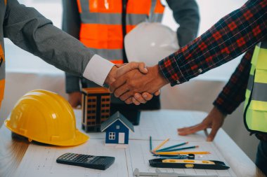 Modellik ve planlama alanında ortaklık ve mühendislik araçlarıyla çalışmak üzere proje için mühendis veya mimar toplantısının inşaat ve yapı konsepti, her iki şirket için de sözleşme.