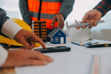 Modellik ve planlama alanında ortaklık ve mühendislik araçlarıyla çalışmak üzere proje için mühendis veya mimar toplantısının inşaat ve yapı konsepti, her iki şirket için de sözleşme.