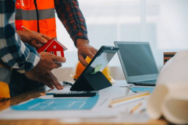 Modellik ve planlama alanında ortaklık ve mühendislik araçlarıyla çalışmak üzere proje için mühendis veya mimar toplantısının inşaat ve yapı konsepti, her iki şirket için de sözleşme.