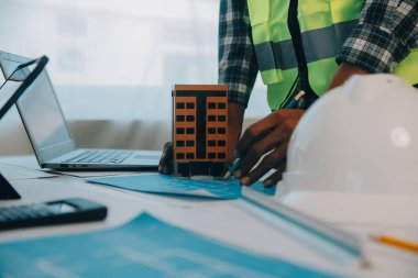 Modellik ve planlama alanında ortaklık ve mühendislik araçlarıyla çalışmak üzere proje için mühendis veya mimar toplantısının inşaat ve yapı konsepti, her iki şirket için de sözleşme.