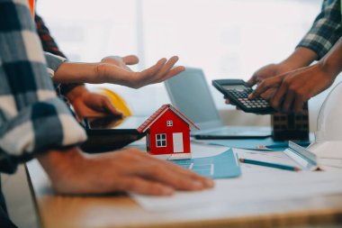 Modellik ve planlama alanında ortaklık ve mühendislik araçlarıyla çalışmak üzere proje için mühendis veya mimar toplantısının inşaat ve yapı konsepti, her iki şirket için de sözleşme.