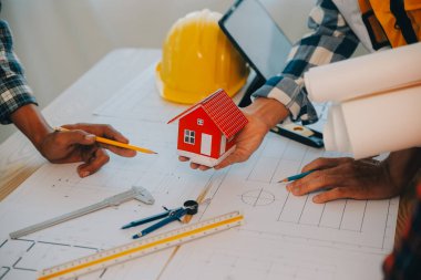 Modellik ve planlama alanında ortaklık ve mühendislik araçlarıyla çalışmak üzere proje için mühendis veya mimar toplantısının inşaat ve yapı konsepti, her iki şirket için de sözleşme.