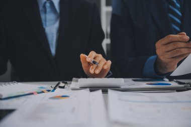 Finansal analistler, şirketlerin başarılı takım çalışmalarının sonuçlarını gösteren bir toplantıda bir dijital tablet planlama yatırım projesinin ticari mali raporlarını analiz ediyorlar..