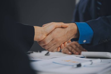 İş birleşme ve satın alma, başarılı müzakere, tokalaşma, ortaklık ve iş anlaşması konseptine ortak olmak için iki iş adamı el sıkışması.