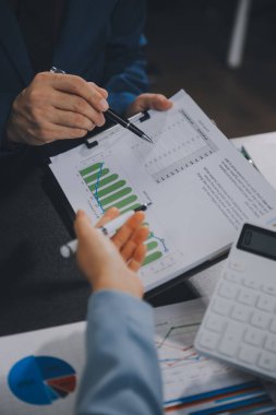 Finansal İş Ekibi burada. Mali istatistik, fotoğraf, tartışma ve analiz raporlarının bulunduğu belgeler işadamlarının elinde. Veriler ve grafikler. Mali konsept