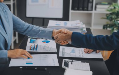 İş birleşme ve satın alma, başarılı müzakere, tokalaşma, ortaklık ve iş anlaşması konseptine ortak olmak için iki iş adamı el sıkışması.