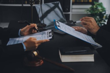 Müşteri Servisi iyi işbirliği, istişare bir işadamı ve takım müşteriyle olan erkek avukat ya da yargıç danışmak arasındaki hukuk ve yasal Hizmetleri kavramı.