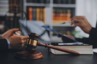 Müşteri Servisi iyi işbirliği, istişare bir işadamı ve takım müşteriyle olan erkek avukat ya da yargıç danışmak arasındaki hukuk ve yasal Hizmetleri kavramı.