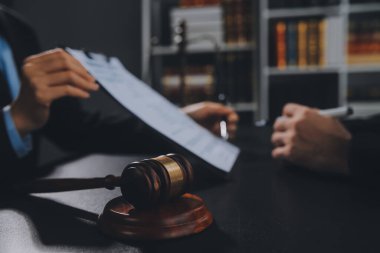 Kadın avukatlar hukuk firmalarında çalışıyor. Yargıç Tokmak adalet terazisinden. Hukuk hukuku, avukat, tavsiye ve adalet kavramı.