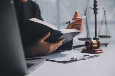 Kadın avukatlar hukuk firmalarında çalışıyor. Yargıç Tokmak adalet terazisinden. Hukuk hukuku, avukat, tavsiye ve adalet kavramı.