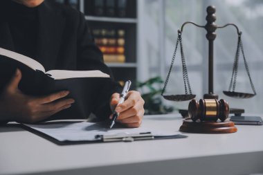 Kadın avukatlar hukuk firmalarında çalışıyor. Yargıç Tokmak adalet terazisinden. Hukuk hukuku, avukat, tavsiye ve adalet kavramı.