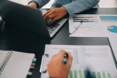 Finansal İş Ekibi burada. Mali istatistik, fotoğraf, tartışma ve analiz raporlarının bulunduğu belgeler işadamlarının elinde. Veriler ve grafikler. Mali konsept