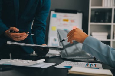 Finansal İş Ekibi burada. Mali istatistik, fotoğraf, tartışma ve analiz raporlarının bulunduğu belgeler işadamlarının elinde. Veriler ve grafikler. Mali konsept