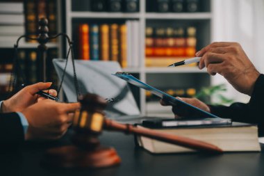 Müşteri Servisi iyi işbirliği, istişare bir işadamı ve takım müşteriyle olan erkek avukat ya da yargıç danışmak arasındaki hukuk ve yasal Hizmetleri kavramı.