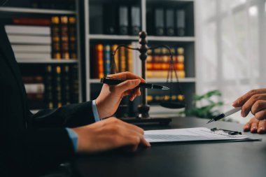 Müşteri Servisi iyi işbirliği, istişare bir işadamı ve takım müşteriyle olan erkek avukat ya da yargıç danışmak arasındaki hukuk ve yasal Hizmetleri kavramı.