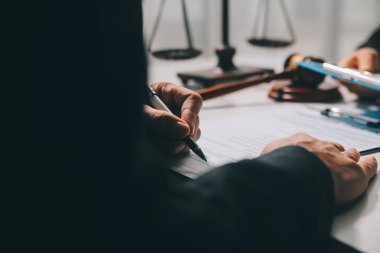 Kadın avukatlar hukuk firmalarında çalışıyor. Yargıç Tokmak adalet terazisinden. Hukuk hukuku, avukat, tavsiye ve adalet kavramı.