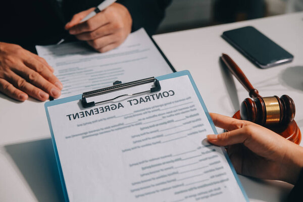 женщины-юристы, работающие в юридических фирмах. Судья молоток с весами справедливости. Юридическое право, адвокат, консультация и концепция правосудия.