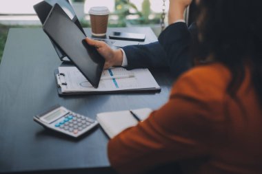 Girişimci Asyalı işadamı ve işkadını modern ofiste yeni iş projesini tartışıyor Modern Ofiste, Asyalı iş gelişigüzel konsept.