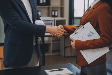 İş birleşme ve satın alma, başarılı müzakere, tokalaşma, ortaklık ve iş anlaşması konseptine ortak olmak için iki iş adamı el sıkışması.