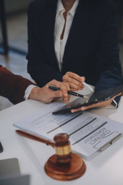 Avukat, hukuk danışmanı, iş adamı anlaşmanın ayrıntıları hakkında beyin fırtınası yapan iş adamı. Sözleşme belgelerindeki doğruluk için yasal işlem defterlerindeki iş sözleşmeleri. ortak mali yatırım.