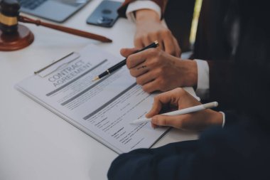 Avukat, hukuk danışmanı, iş adamı anlaşmanın ayrıntıları hakkında beyin fırtınası yapan iş adamı. Sözleşme belgelerindeki doğruluk için yasal işlem defterlerindeki iş sözleşmeleri. ortak mali yatırım.