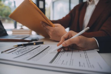 Avukat, hukuk danışmanı, iş adamı anlaşmanın ayrıntıları hakkında beyin fırtınası yapan iş adamı. Sözleşme belgelerindeki doğruluk için yasal işlem defterlerindeki iş sözleşmeleri. ortak mali yatırım.