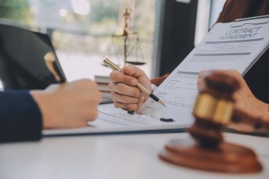 Avukat, hukuk danışmanı, iş adamı anlaşmanın ayrıntıları hakkında beyin fırtınası yapan iş adamı. Sözleşme belgelerindeki doğruluk için yasal işlem defterlerindeki iş sözleşmeleri. ortak mali yatırım.