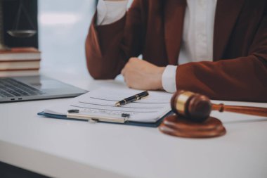 Avukat, hukuk danışmanı, iş adamı anlaşmanın ayrıntıları hakkında beyin fırtınası yapan iş adamı. Sözleşme belgelerindeki doğruluk için yasal işlem defterlerindeki iş sözleşmeleri. ortak mali yatırım.