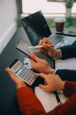 Girişimci Asyalı işadamı ve işkadını modern ofiste yeni iş projesini tartışıyor Modern Ofiste, Asyalı iş gelişigüzel konsept.