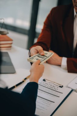 Avukat, hukuk danışmanı, iş adamı anlaşmanın ayrıntıları hakkında beyin fırtınası yapan iş adamı. Sözleşme belgelerindeki doğruluk için yasal işlem defterlerindeki iş sözleşmeleri. ortak mali yatırım.