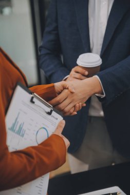 İş birleşme ve satın alma, başarılı müzakere, tokalaşma, ortaklık ve iş anlaşması konseptine ortak olmak için iki iş adamı el sıkışması.