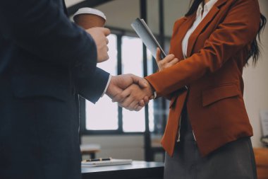 İş birleşme ve satın alma, başarılı müzakere, tokalaşma, ortaklık ve iş anlaşması konseptine ortak olmak için iki iş adamı el sıkışması.