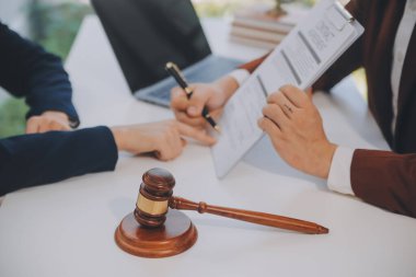Avukat, hukuk danışmanı, iş adamı anlaşmanın ayrıntıları hakkında beyin fırtınası yapan iş adamı. Sözleşme belgelerindeki doğruluk için yasal işlem defterlerindeki iş sözleşmeleri. ortak mali yatırım.