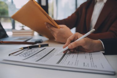 Avukat, hukuk danışmanı, iş adamı anlaşmanın ayrıntıları hakkında beyin fırtınası yapan iş adamı. Sözleşme belgelerindeki doğruluk için yasal işlem defterlerindeki iş sözleşmeleri. ortak mali yatırım.