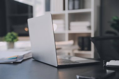 Bir ofis masası, vergi, rapor, muhasebe, istatistik ve analitik araştırma kavramında matematik finansmanı için hesap makinesi ve dizüstü bilgisayar kullanan Asyalı İş kadını