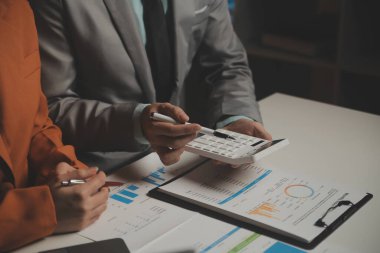 İş ekibi ile yeni başlangıç planı ve tartışma için proje bilgilerini dizüstü bilgisayar ve dijital tablet ile mali strateji bir modern iş salonda çalışıyor.