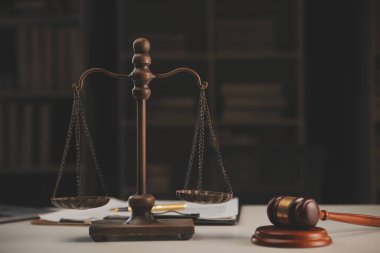 Yargıç çekici, adalet terazisi, hukuk kitabı, dizüstü bilgisayar ve hukuk ve adalet kavramına sahip sözleşme belgeleri..