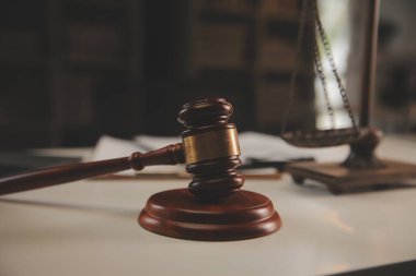 Yargıç çekici, adalet terazisi, hukuk kitabı, dizüstü bilgisayar ve hukuk ve adalet kavramına sahip sözleşme belgeleri..