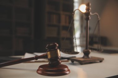 Yargıç çekici, adalet terazisi, hukuk kitabı, dizüstü bilgisayar ve hukuk ve adalet kavramına sahip sözleşme belgeleri..