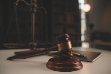 Yargıç çekici, adalet terazisi, hukuk kitabı, dizüstü bilgisayar ve hukuk ve adalet kavramına sahip sözleşme belgeleri..