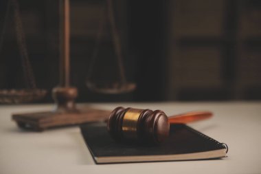 Yargıç çekici, adalet terazisi, hukuk kitabı, dizüstü bilgisayar ve hukuk ve adalet kavramına sahip sözleşme belgeleri..